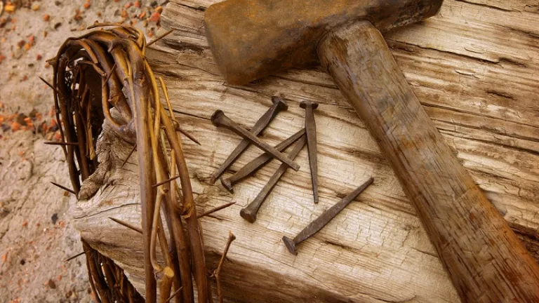 L’homme est sauvé de la mort par l’effusion inestimable du sang du Fils de Dieu, Jésus-Christ. Un marteau, des clous et une couronne d'épines